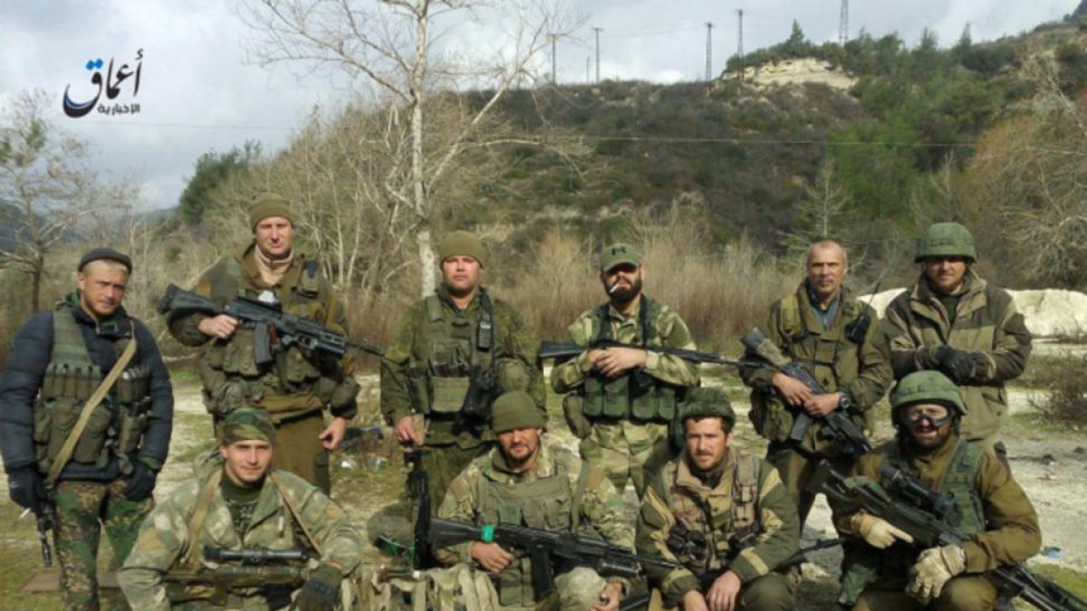 Fotografía de supuestos mercenarios de la empresa Wagner difundida por Amaq, el aparato de propaganda del Estado Islámico.-EL PERIÓDICO