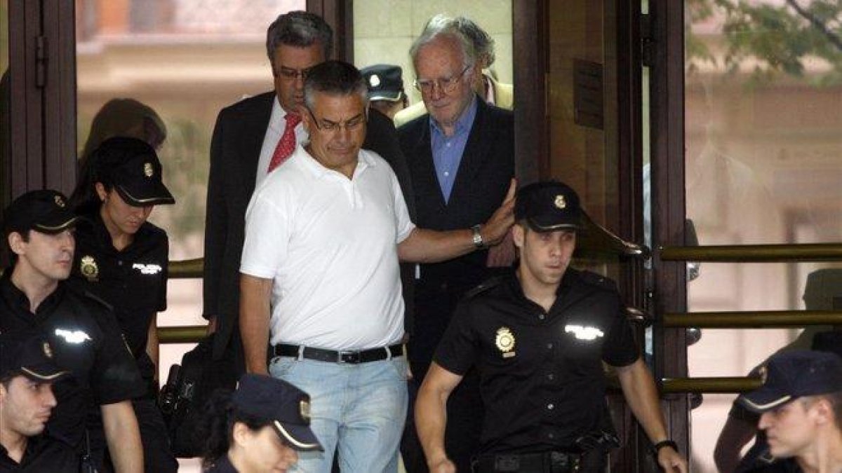 Teddy Bautista a su salida de la Audiencia Nacional tras ser interrogado por el juez Pablo Ruz en 2011.-JUAN MANUEL PRATS