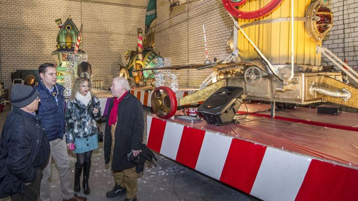 Daniel de la Rosa y Blanca Carpintero visitaron la nave donde se están dando los últimos retoques a las carrozas reales.-ISRAEL L. MURILLO