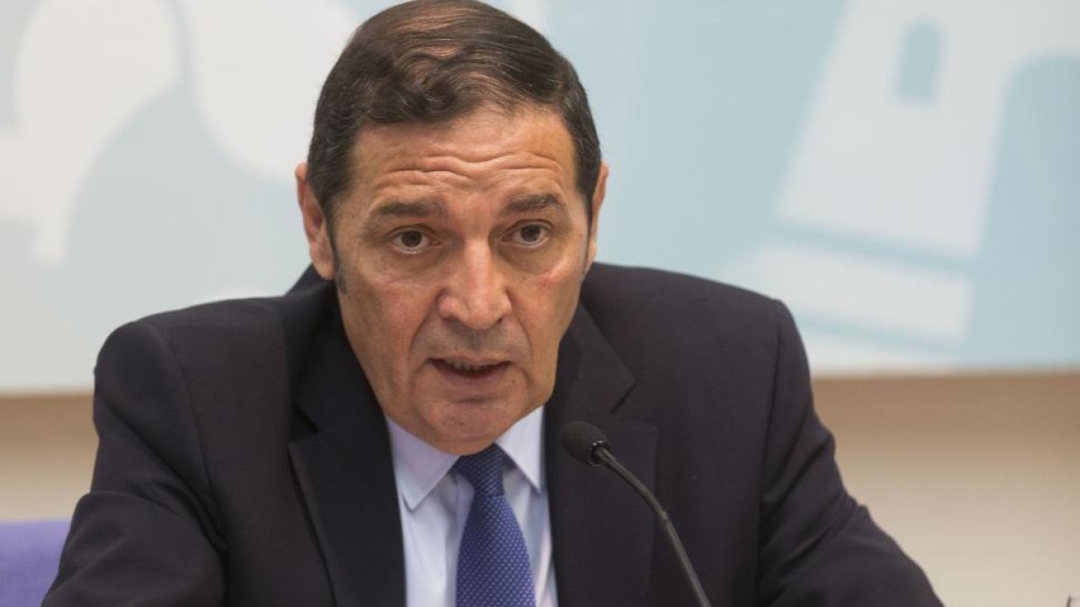 El consejero de Sanidad, Antonio María Sáez, presenta la campaña de vacunación frente a la gripe y el neumococo.-Ical