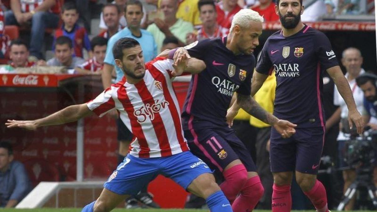 Víctor y Neymar pugnan por un balón.-EFE / ALBERTO MORANTE