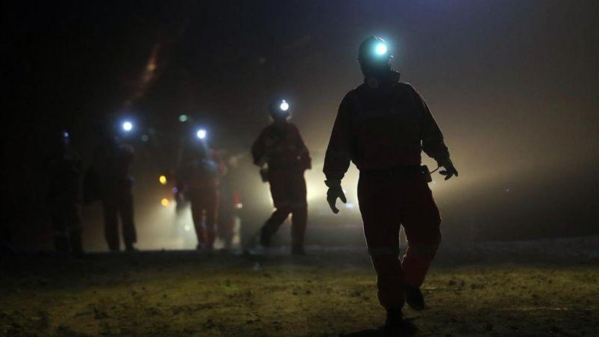 Mineros en una localidad del sur de Chile.-EFE / MARIO RUIZ