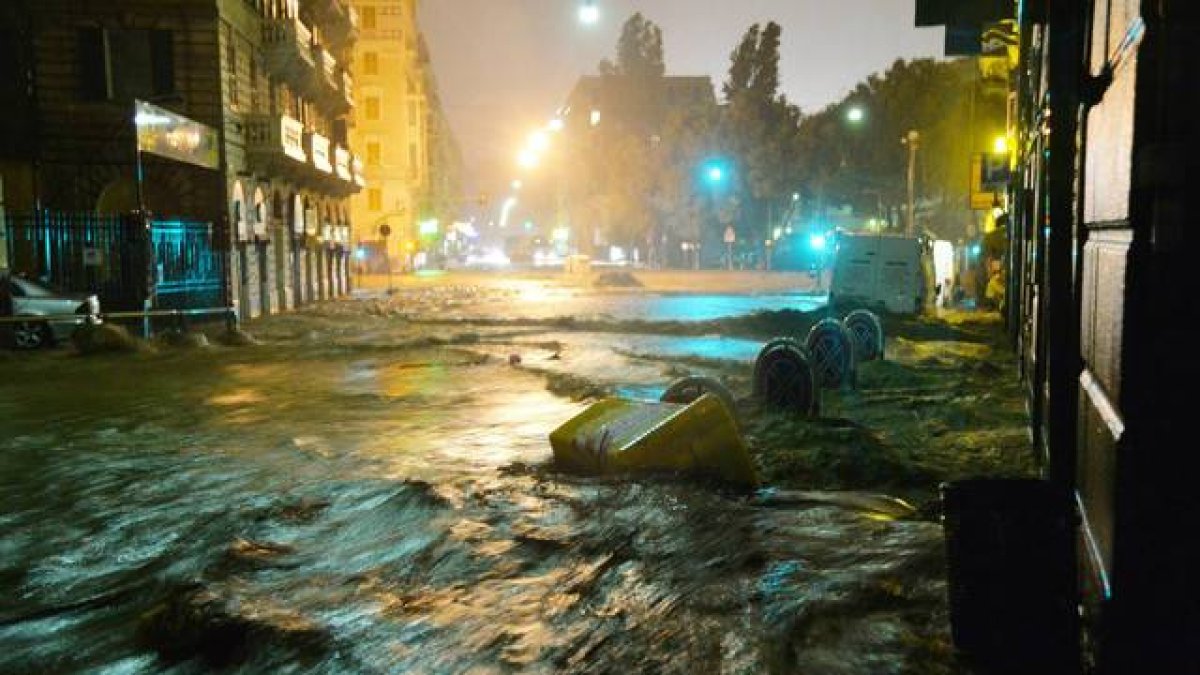 Una de las calles genovesas, inundada por las fuertes lluvias de la noche del jueves.-Foto: EFE / LUCA ZENNARO