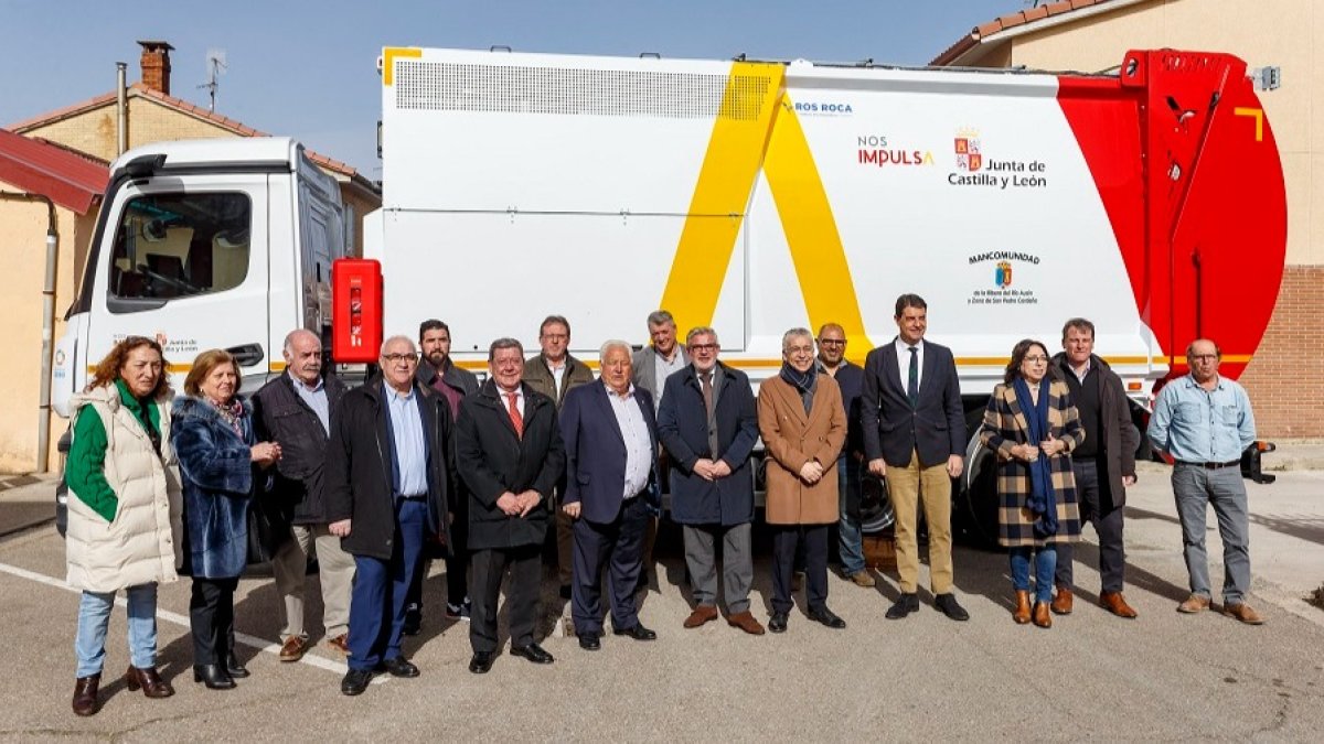 Presentación del nuevo camión de recogida de residuos de la Mancomunidad Ribera del Río Ausín y Zona de San Pedro de Cardeña. SANTI OTERO