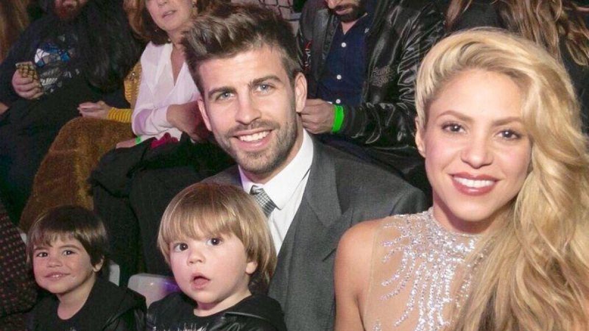 Shakira y Piqué con sus hijos, Milan (izquierda) y Sasha, en una gala en Barcelona el pasado mes de diciembre.-EL PERIÓDICO