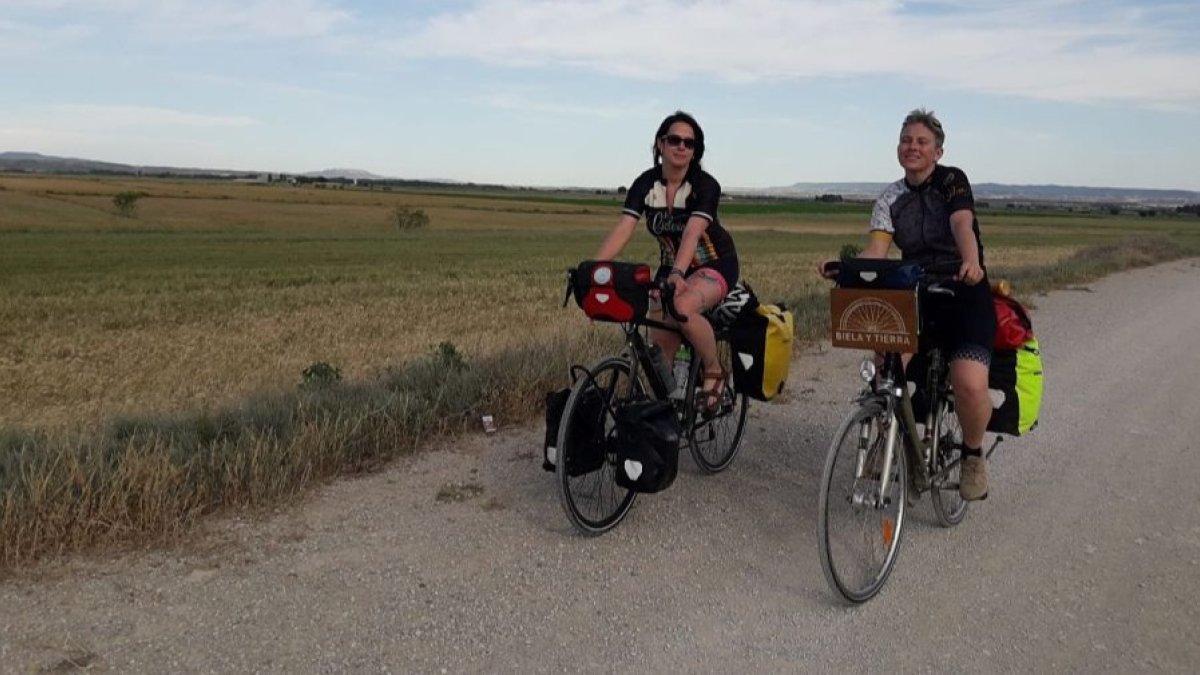 Ana Santidrián y Edurne Caballero, de Biela y Tierra, en plena ruta por el medio rural. BIELA Y TIERRA