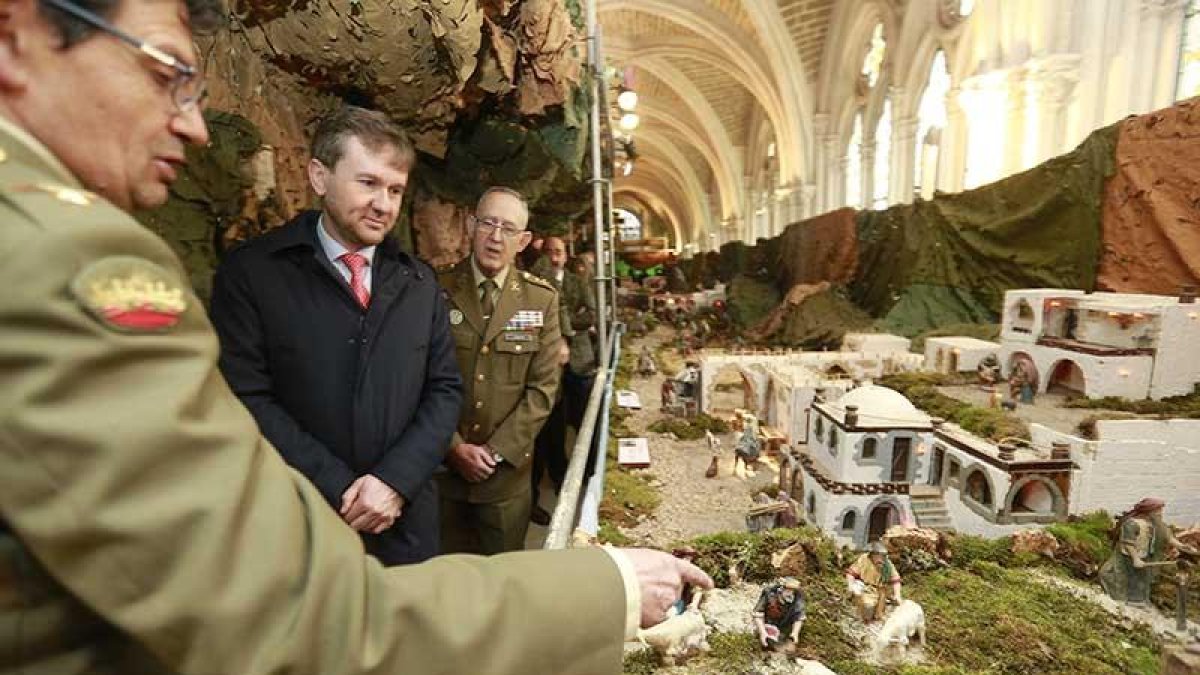 El alcade, Javier Lacalle, y general jefe de las Fuerzas Pesadas, Manuel Romero, escuchan las explicaciones sobre el Belén Monumental.-RAÚL G. OCHOA