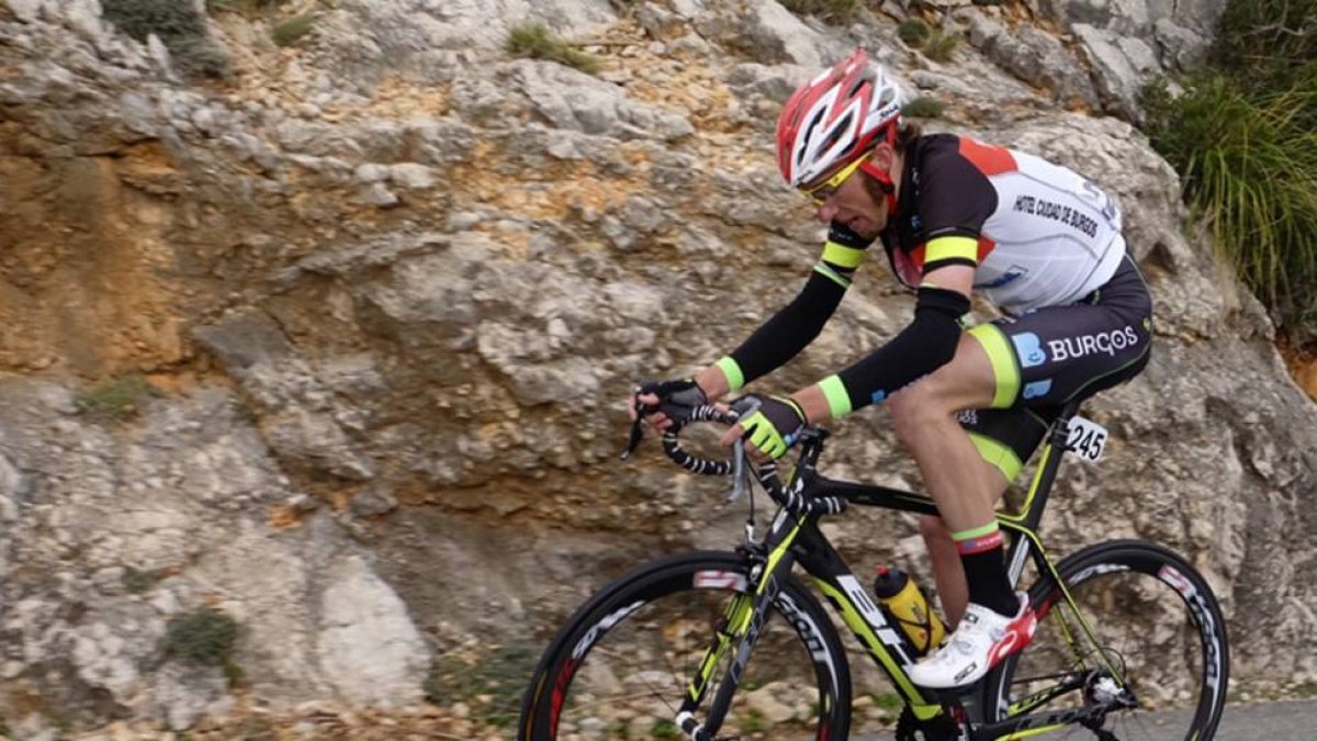 Víctor Martín en pleno ascenso al Puig Maior.-MIGUEL ZABALLA