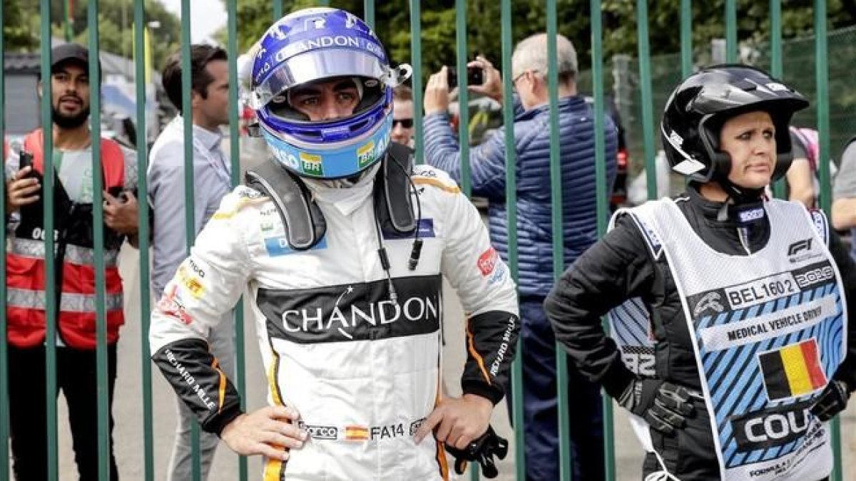 Alonso, tras el accidente en la salida-AFP