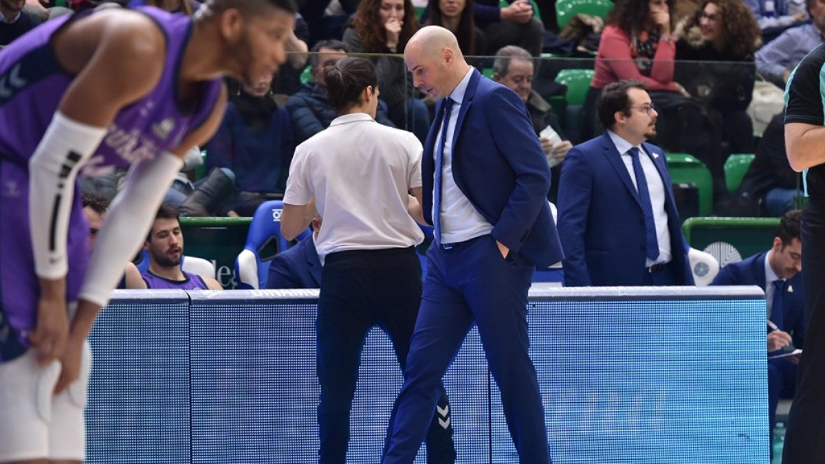 Joan Peñarroya, pensativo durante un partido. B. B. HOJAS / SPB