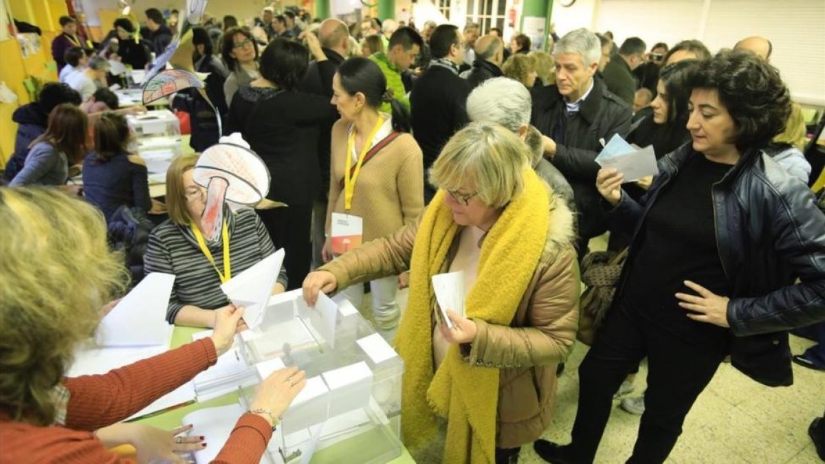 Votantes en el Ramon Llull-FERRAN NADEU