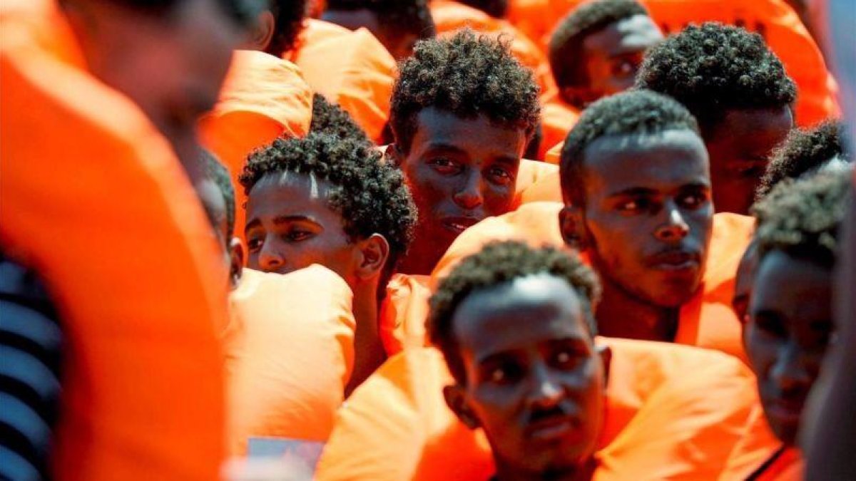 Uno de los grupos de inmigrantes que fueron rescatados el viernes por el Aquarius.-EFE
