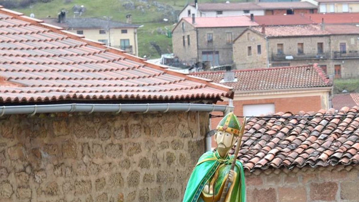 Un momento de la procesión en la que se pasea al santo que comparten con tierras irlandesas-R. F.