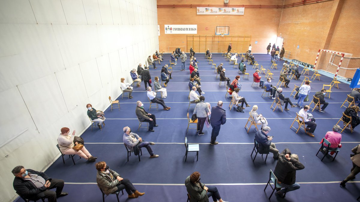 Imagen de vacunaciones en el polideportivo universitario. SANTI OTERO