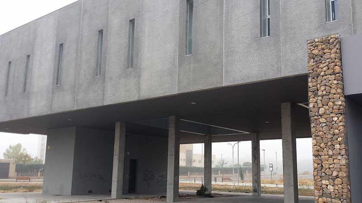 El inmueble se encuentra abandonado a su suerte y ha sido objeto de actos vandálicos.-L.V.