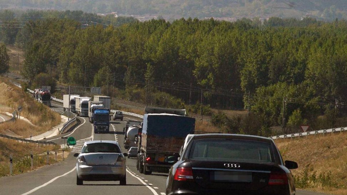 Turismos y camiones circulando por la N-I.-G.G.