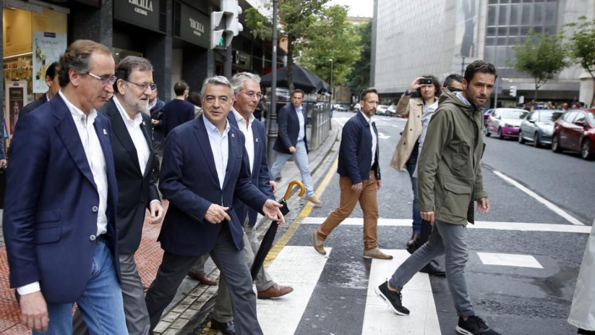 Rajoy,segundo por la izquierda, junto a Alfonso Alonso (izquierda), en Bilbao.-EFE / LUIS TEJIDO