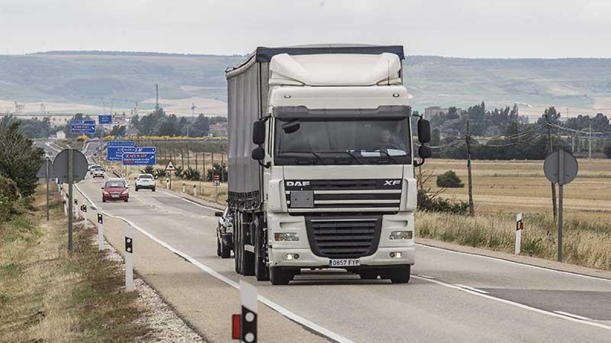 Un camión y varios vehículos discurren por uno de los tramos construidos de la A-73 en la provincia de Burgos.-SANTI OTERO