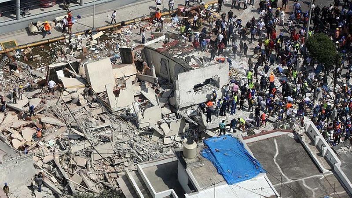 Una vista aérea muestra a cientos de personas, entre afectados y rescatistas, en medio de edificios colapsados en Ciudad de México (México).-EFE