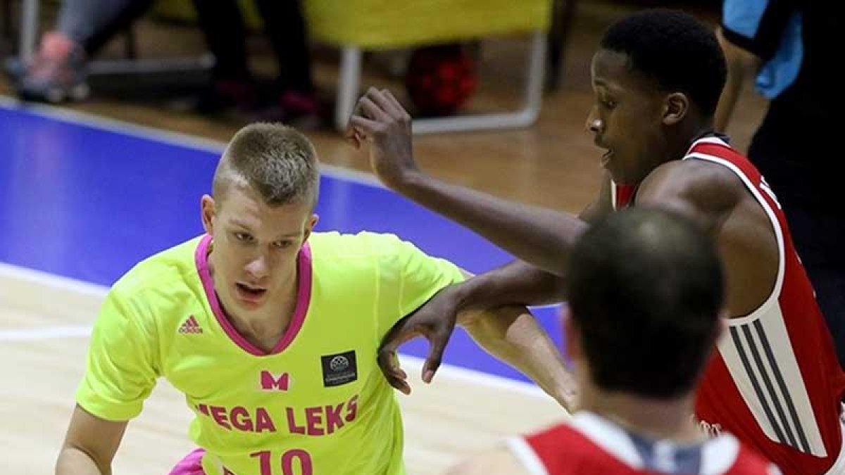Jaramaz supera a su par en el uno contra uno durante un partido con el Mega Leks.-CHAMPIONSLEAGUE.BASKETBALL