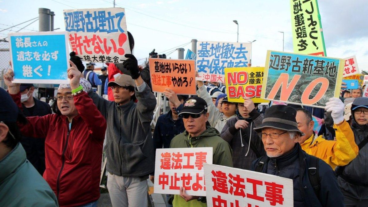 Cientos de personas se manifiestan hoy cerca de la puerta del campamento base estadounidense Schwab en Nago prefectura de Okinawa sur de Japon El gobierno japones decidio iniciar un relleno sanitario para preparar el traslado de una base de marines de-JIJI PRESS