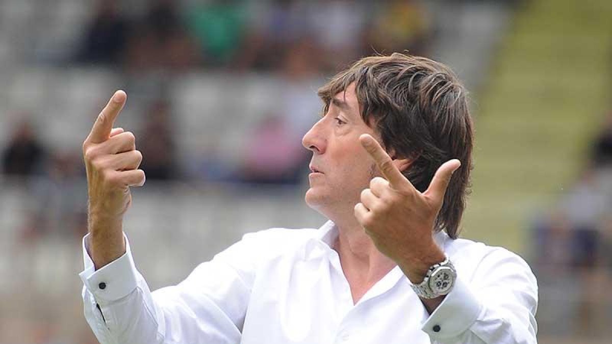 Patxi Salinas da instrucciones durante un partido-Israel L. Murillo