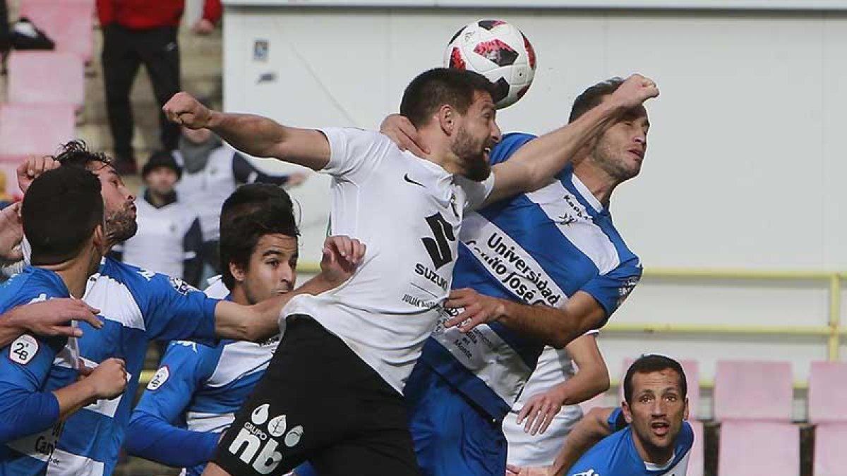 Toni Rojano intenta el remate de cabeza en el choque contra el Internacional.-RAÚL G. OCHOA