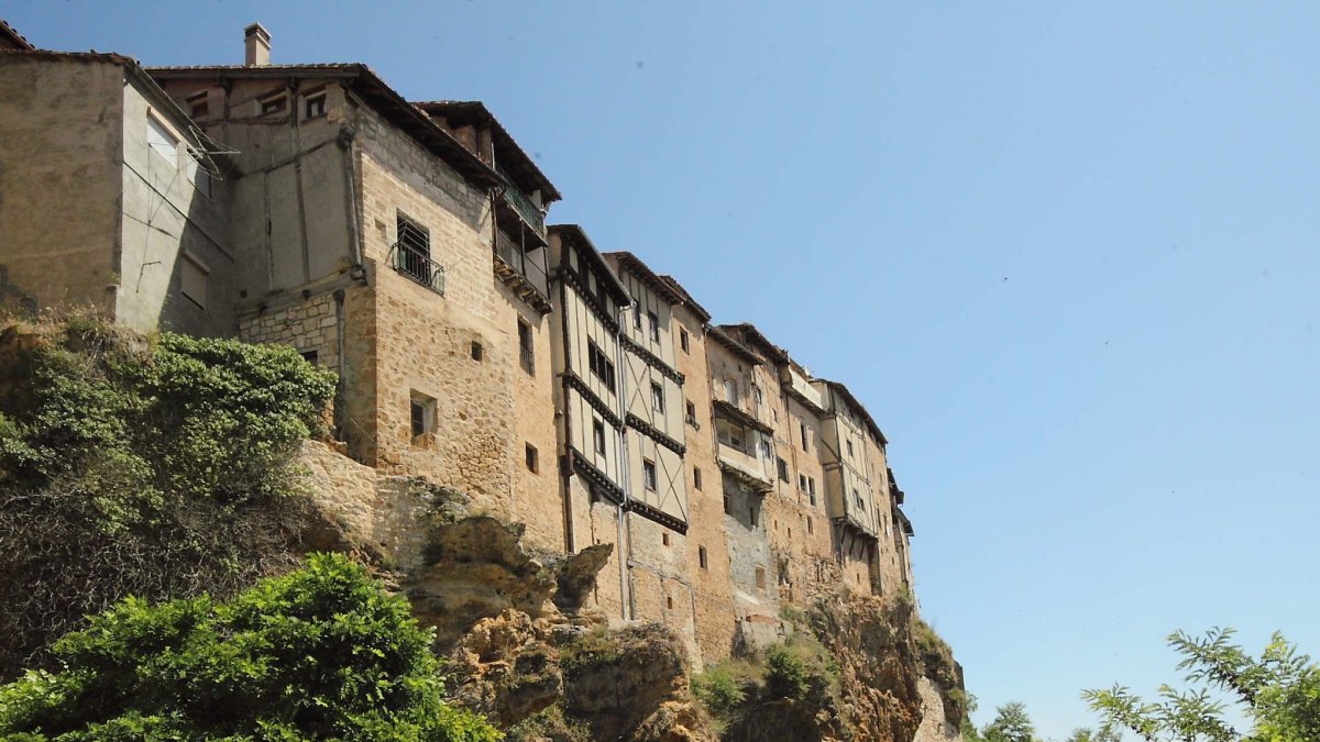 Se trata de una veintena de edificios construidos de toba y madera que cuelgan, literalmente, en el borde de la muela. G. G.