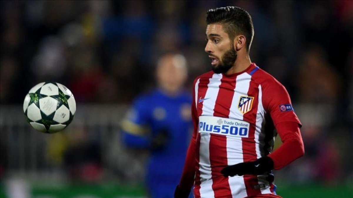 Yannick Ferreira Carrasco controla el balón durante el partido contra el Rostov del miércoles pasado.-AFP / KIRILL KUDRYAVTSEV