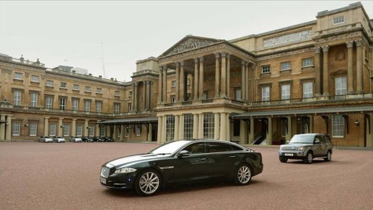 Cameron sale del palacio de Buickingham tras reunirse con la reina, este lunes.-Foto: REUTERS / ANTHONY DEVLIN