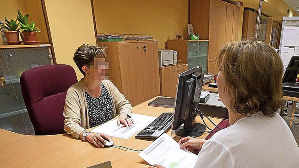 Una mujer atiende a otra en una de las oficinas del Servicio de Empleo de Castilla y León.-PABLO REQUEJO