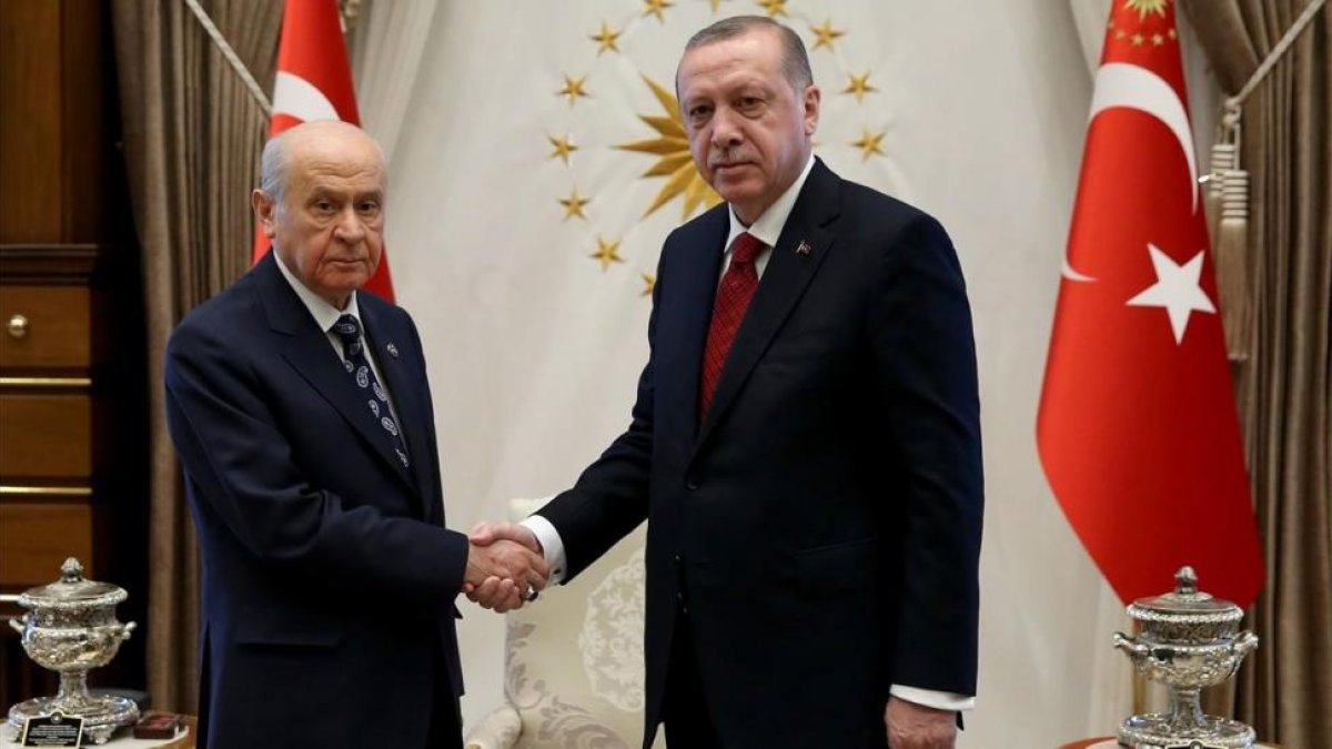 Recep Tayyip Erdogan y Devlet Bahceli, líder del ultranacionalista MHP.-/ YASIN BULBUL