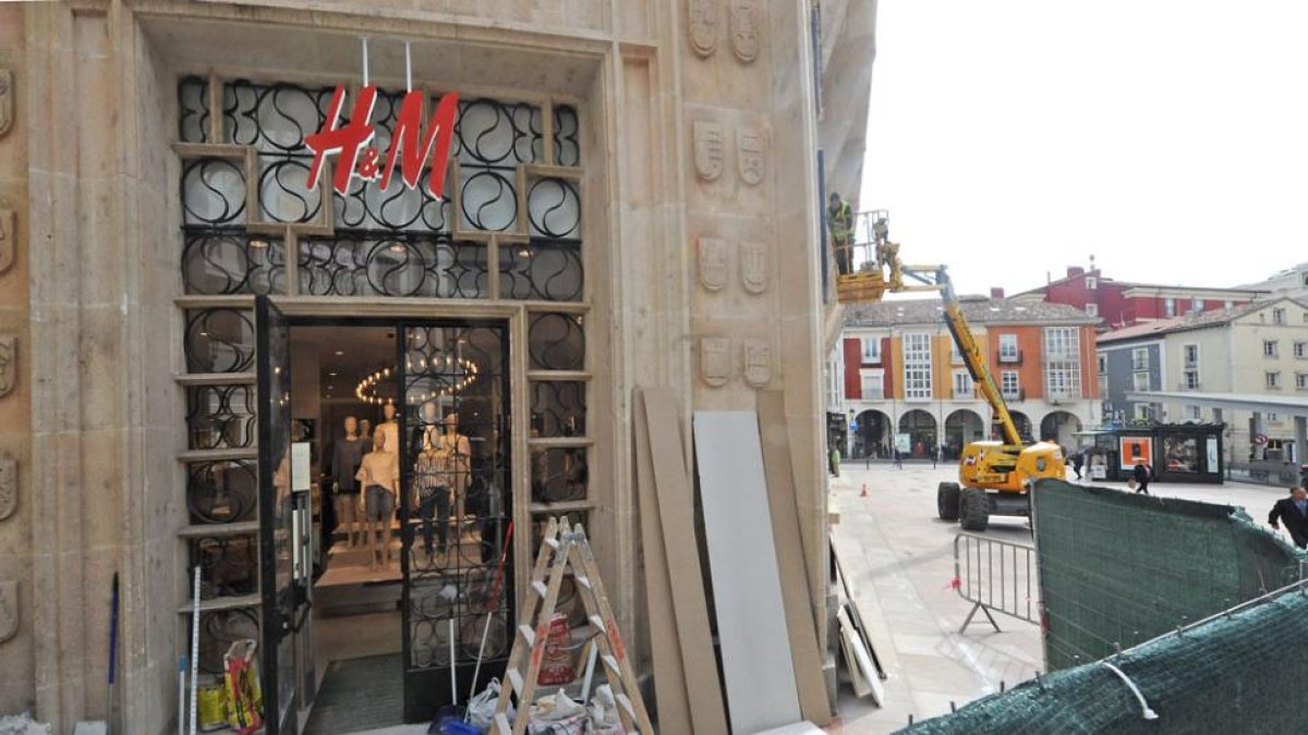 Entrada de la tienda que H&M inaugura mañana.-ISRAEL L. MURILLO