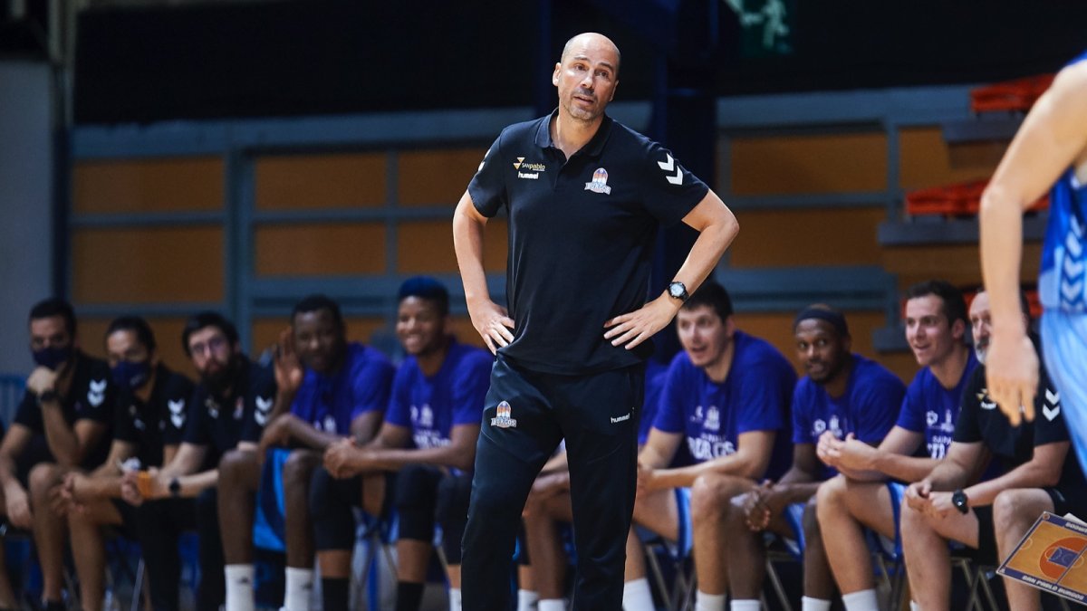 Peñarroya, en la banda durante el partido frente al ‘Fuenla’. B. B, HOJAS / SPB