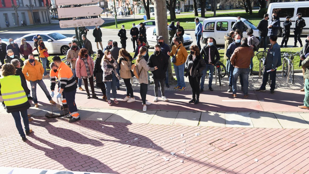 Concentración de hosteleros a las puertas de la Delegación Territorial de la Junta en Burgos. RICARDO ORDÓÑEZ (ICAL)