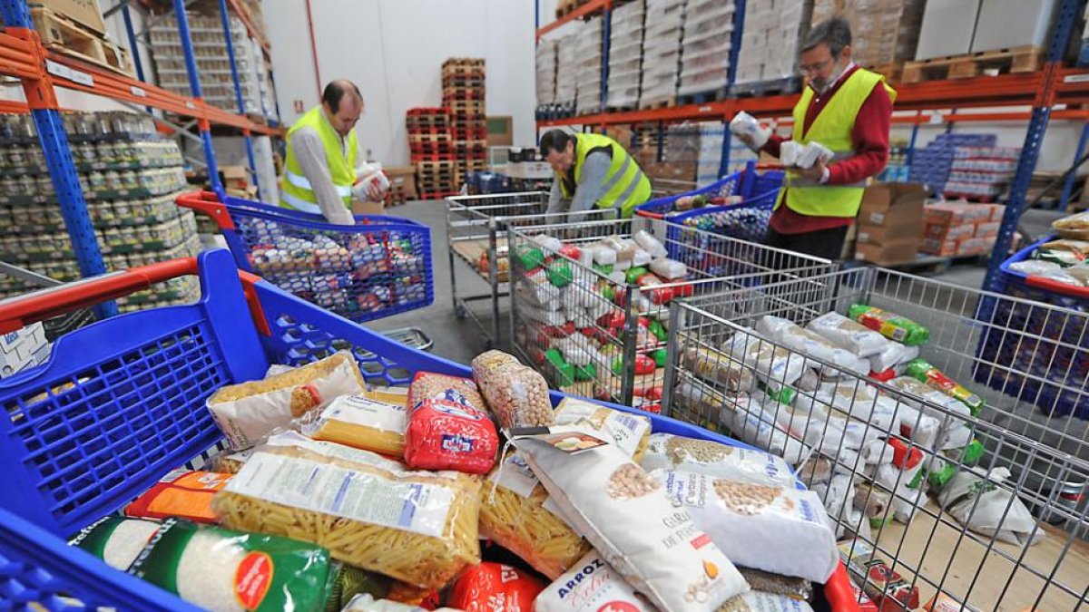 Voluntarios en el Banco de Alimentos de Burgos.-ISRAEL L. MURILLO