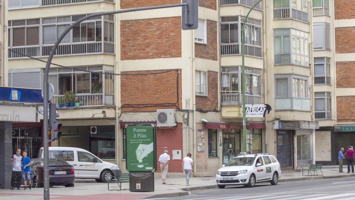 El joven taxista agredido estaba esperando clientes en esta parada de la calle Vitoria cuando a las diez y media sufrió el atraco de un conocido delincuente.-S. OTERO