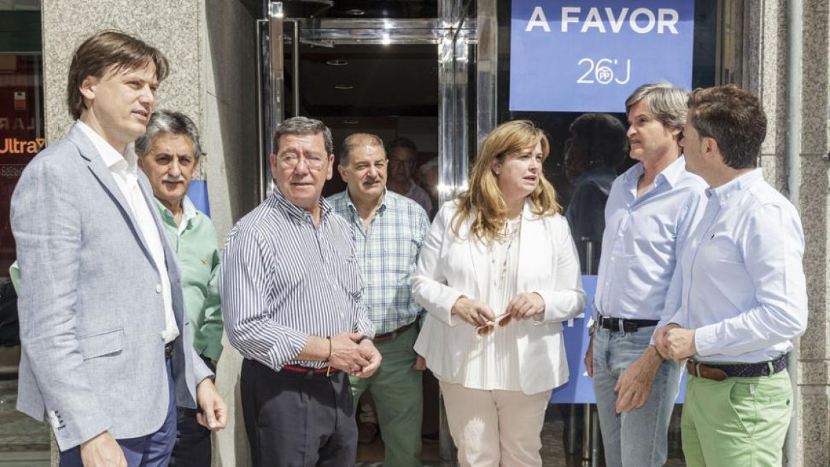 Candidatos del PP, junto aCésar Rico y el número uno al congreso Jaime Mateu.-ISRAEL L. MURILLO