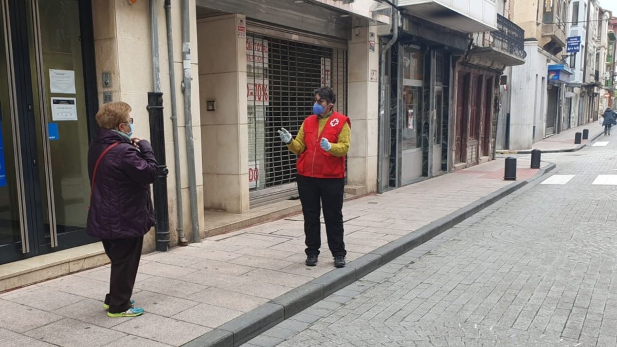 Los voluntarios se desplegaron en Briviesca este fin de semana para concienciar a los vecinos en la prevención frente a la COVID19.