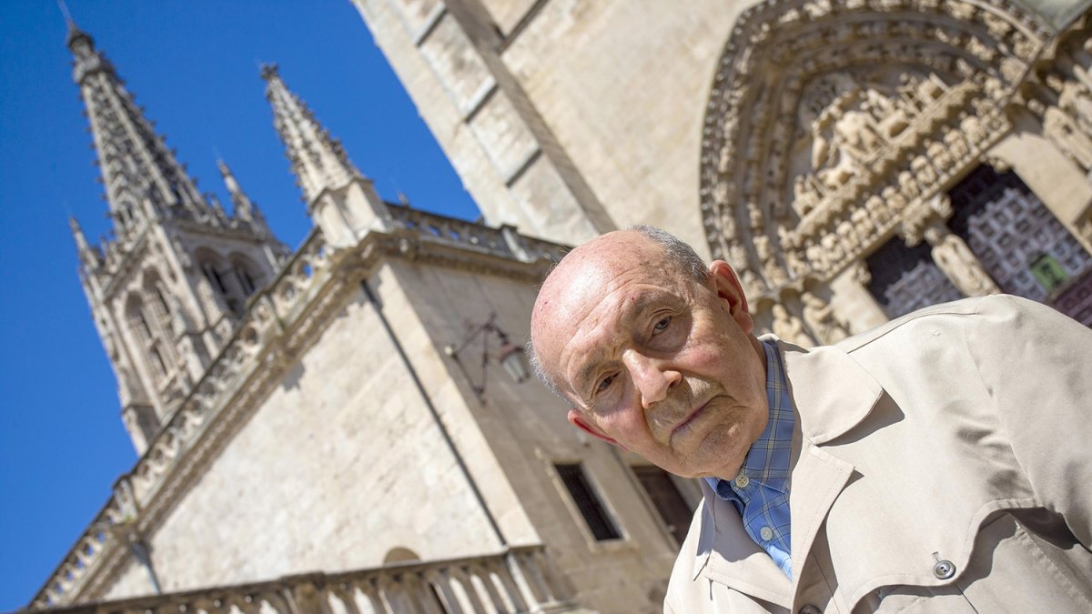 Antolín Iglesias Páramo, en las escaleras del Sarmental de la Catedral de Burgos. SANTI OTERO