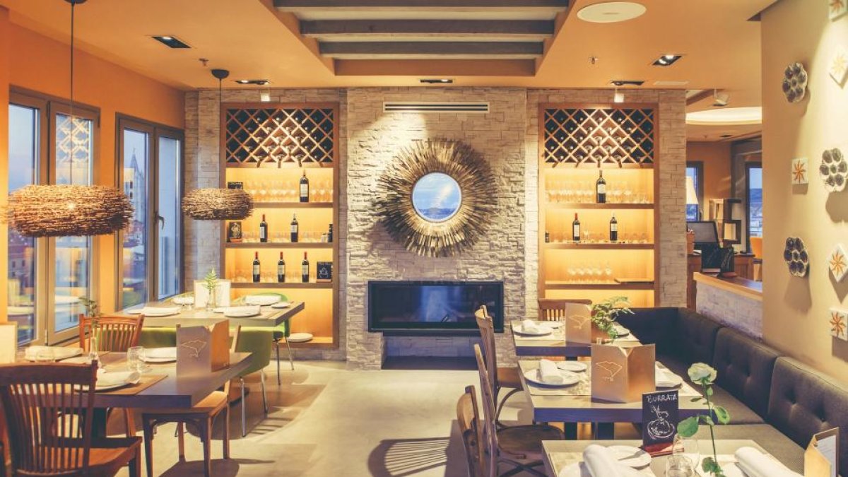 Detalle de la sala de este restaurante leonés, situado en un ático con espectaculares vistas.-URI RIVERO