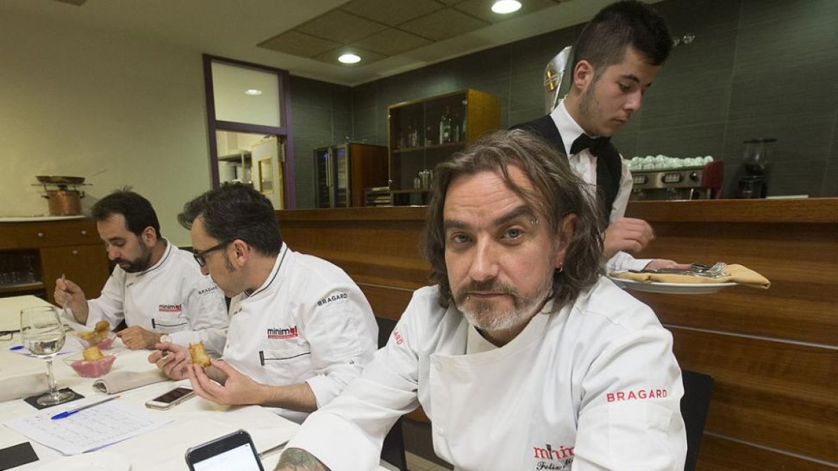 Félix Manso muestra una foto de uno de los pinchos.-RAÚL G. OCHOA