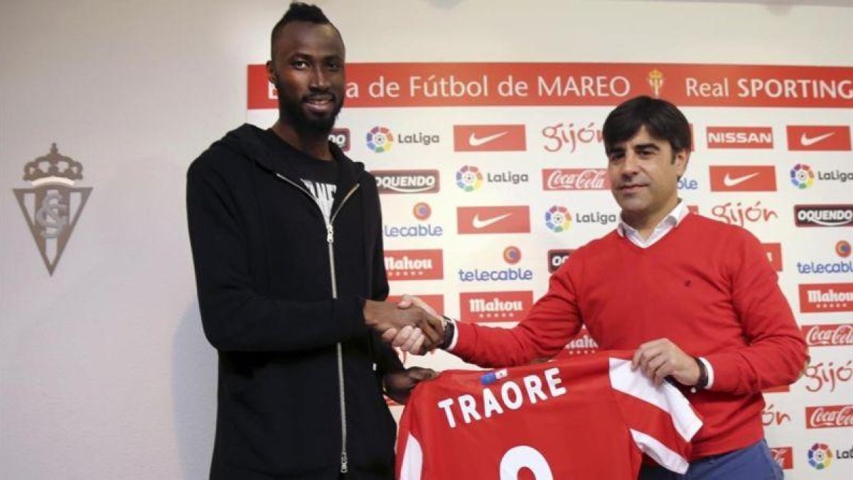 Traoré, al lado del director deportivo del Sporting, Nico Rodríguez, en la presentación del jugador.-EFE / ALBERTO MORANTE