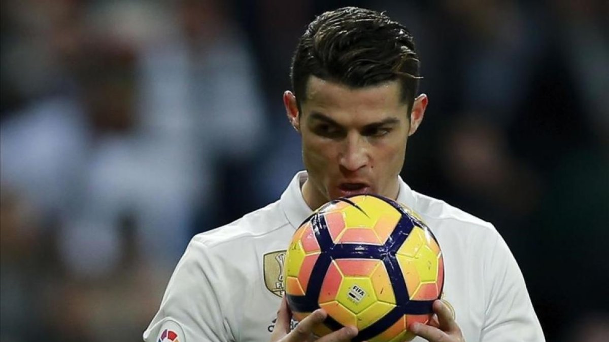 Cristiano Ronaldo se prepara para lanzar un penalti.-GETTY / GONZALO ARROYO MORENO