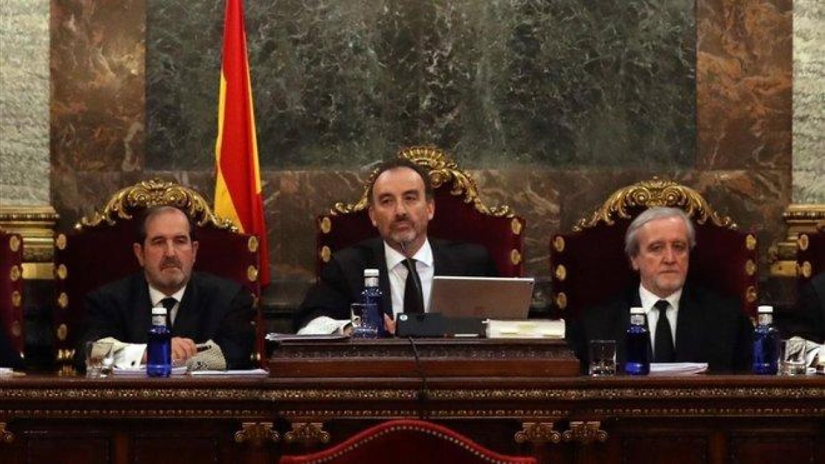 El magistrado Manuel Marchena, junto a los jueces Andrés Martínez Arreieta y Juan Ramón Berdugo, en el Tribunal Supremo.-EFE / BALLESTEROS