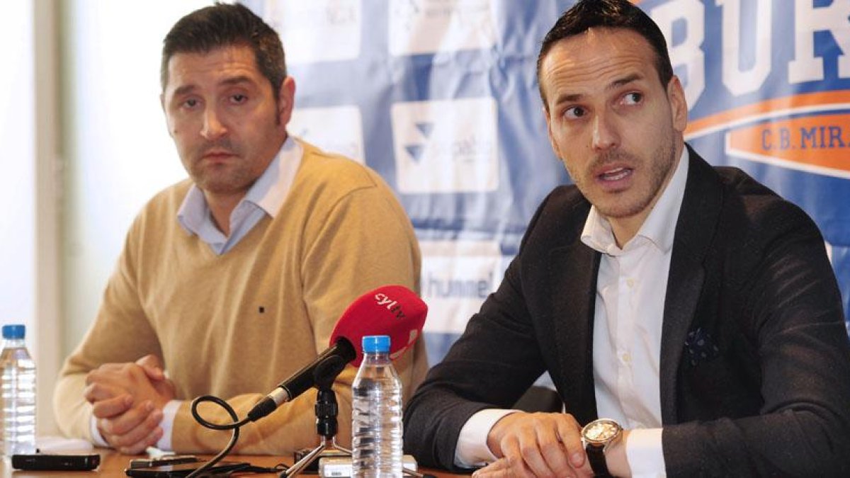 Albano Martínez -director deportivo y gerente- y Félix Sancho -presidente del SanPablo Burgos-, con rostro serio durante su comparecencia de ayer en las oficinas del club, ayer.-ISRAEL L. MURILLO