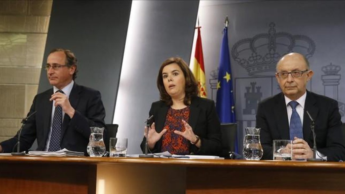 Alfonso Alonso, Soraya Sáenz de Santamaría y Cristóbal Montoro, en la rueda de prensa posterior al Consejo de Ministros.-EFE / JUAN CARLOS HIDALGO