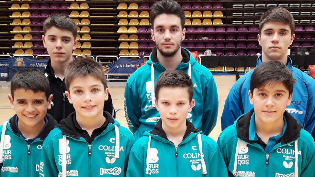 Daniel Berzosa, en el centro, con el resto de jugadores del Colina Clinic-ECB
