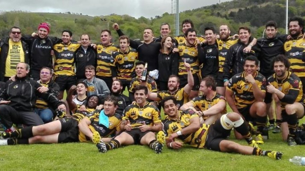 Plantilla, cuerpo técnico y directiva del UBUAparejadores celebra la clasificación del equipo para la segunda ronda del play off, ayer, en Zarautz.-ECB
