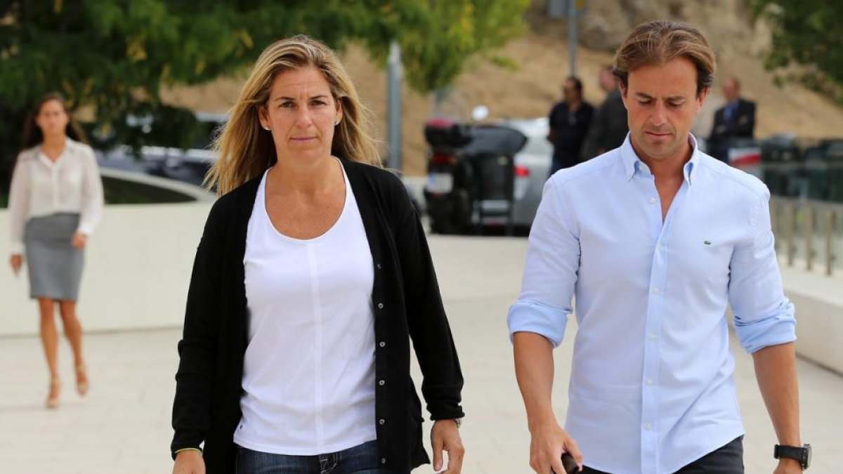 Arantxa Sánchez Vicario yh su marido Josep Santacana, en agosto del 2013.-RICARD CUGAT